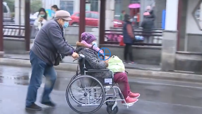 风雨无阻，六旬邻居送八旬阿婆透析两年