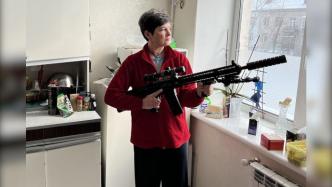 乌克兰一女子自费购买狙击步枪：不惜一切代价保卫祖国