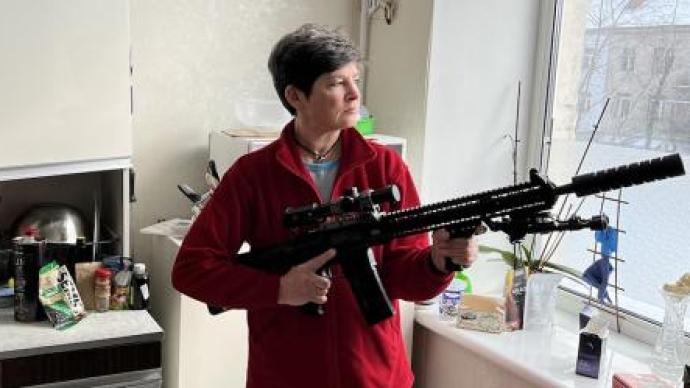 乌克兰一女子自费购买狙击步枪：不惜一切代价保卫祖国