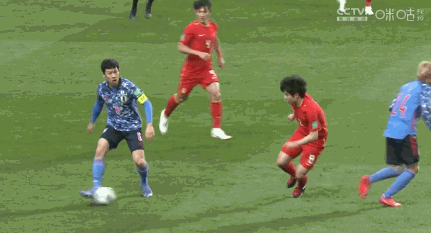 第11分钟，伊东纯也传中，主裁判罚王燊超禁区内手球。