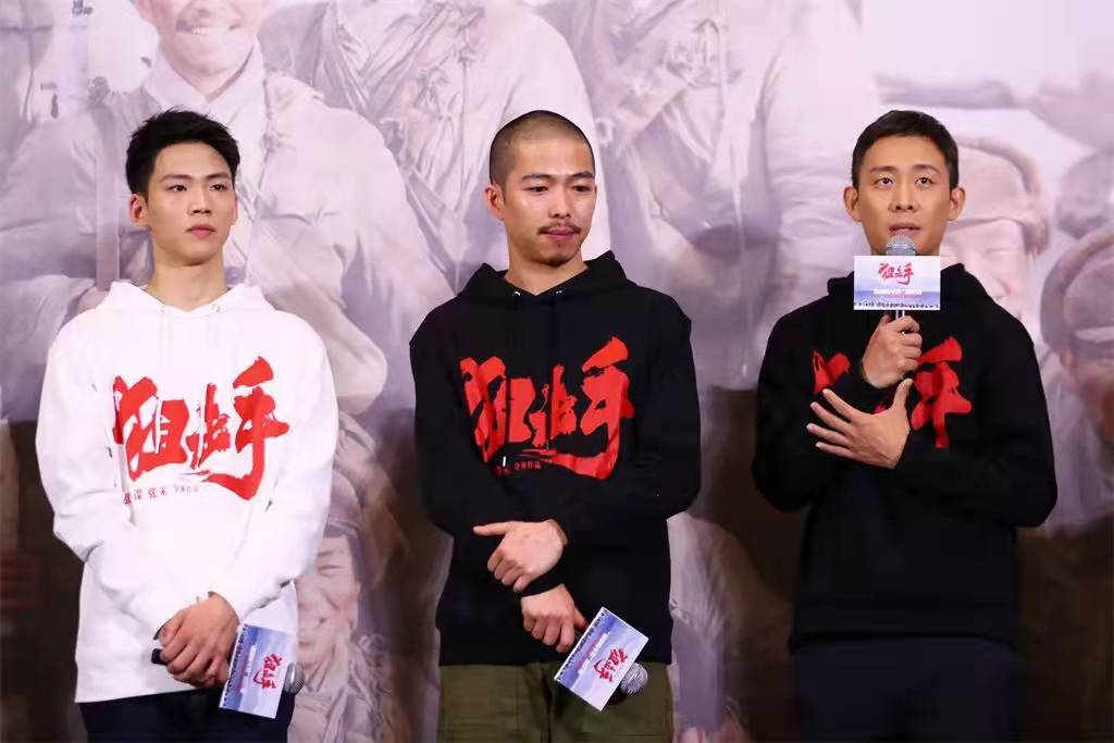 张译（右）、章宇（中）和新人演员陈永胜（左）“三代狙击战士”在观影现场实现同框