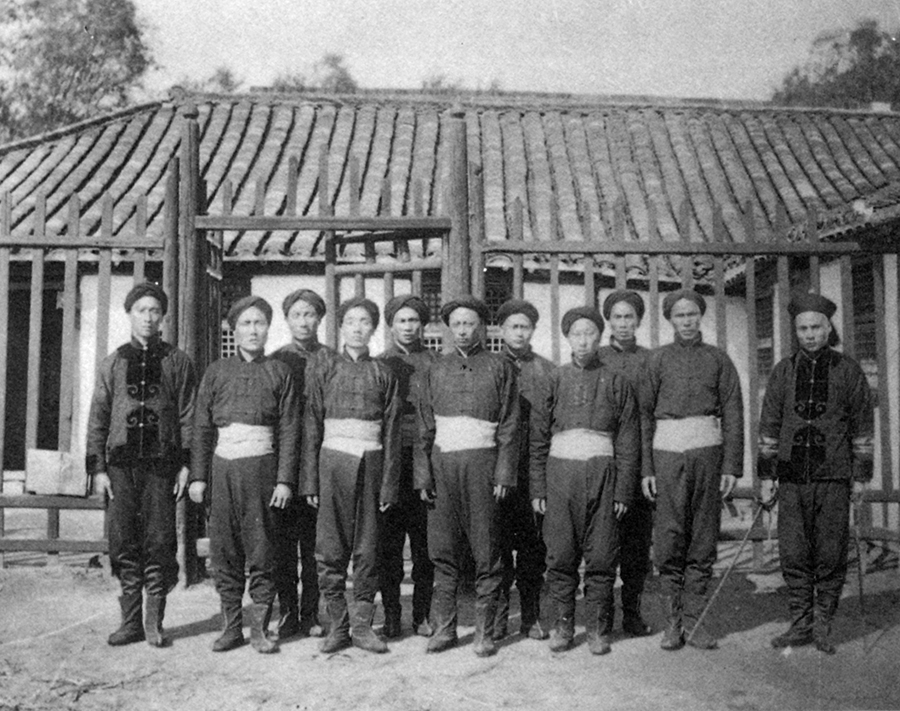 清朝政府编练新式军队时，新编练的江南水师鱼雷艇官兵。