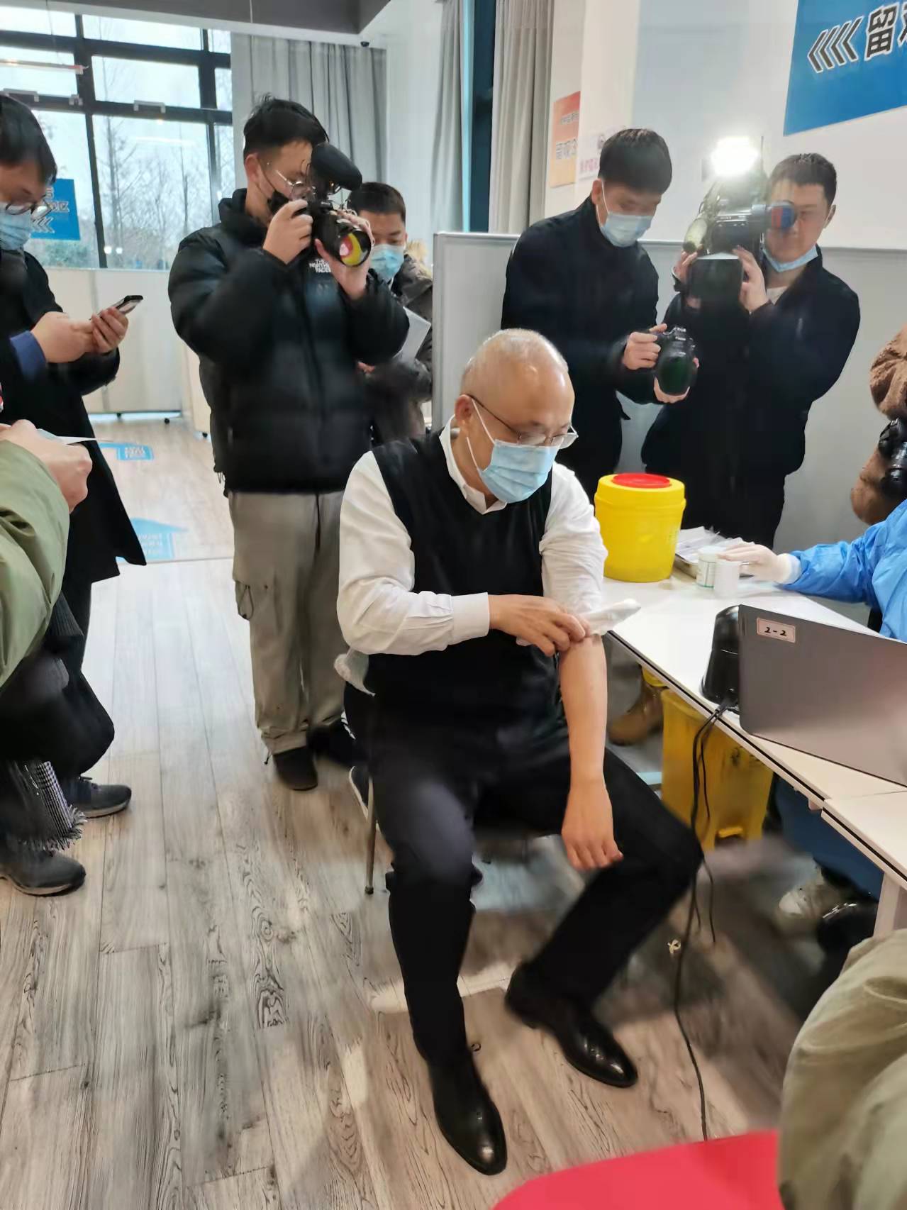 上海医药执行董事、总裁左敏在上海宝山的一处新冠疫苗临时接种点打了一针新冠疫苗
