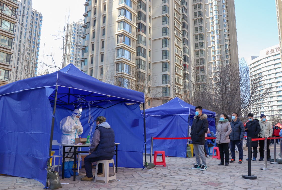 在天津市河北区光复道街道某社区核酸采样点,居民排队进行核酸检测