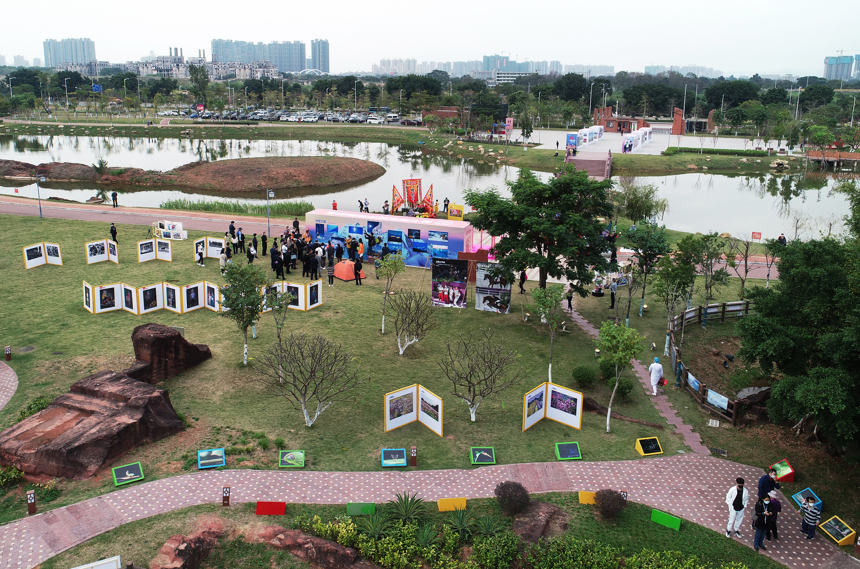 第七届东莞市民摄影周在红石山公园开幕