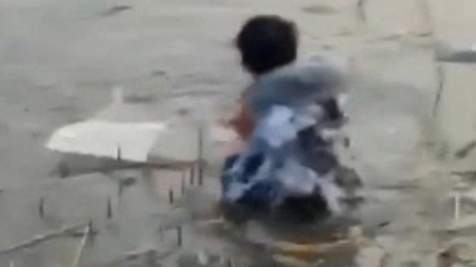 石嘴山5岁儿童冰面上玩耍不慎落水，17岁少年跳湖救人