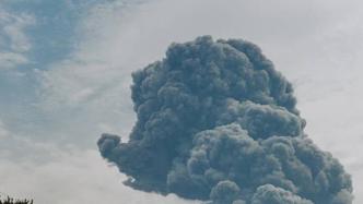 日本樱岛火山喷发：山口升起滚滚黑烟 ，高达3400米