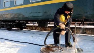 新春走基層｜雪原上的列車上水工