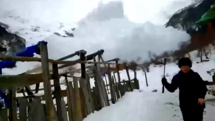 云南雨崩神瀑附近雪崩画面曝光：游客边跑边拍
