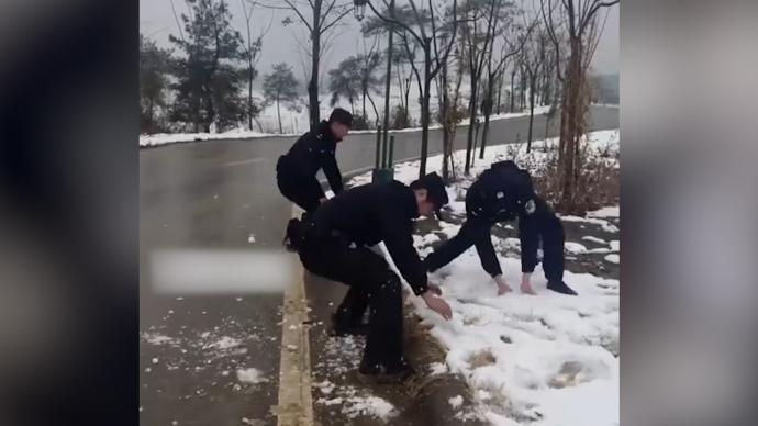 民警出警归来被小朋友邀请打雪仗：那就来吧