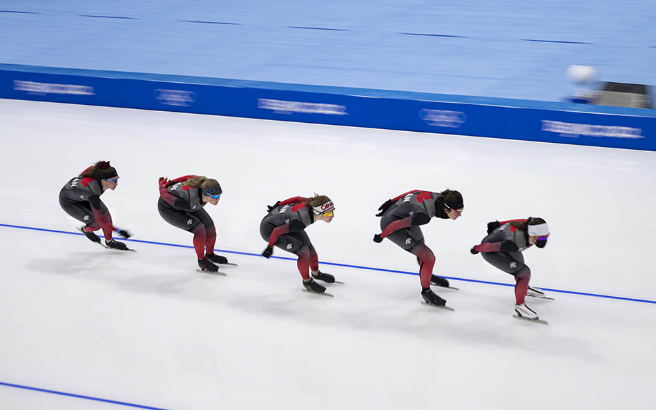 2022年1月29日,北京,速度滑冰运动员正在场馆内训练备战