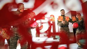 手工撰寫春聯(lián)、喜慶的燈籠……武警上海總隊(duì)官兵們這樣迎新年