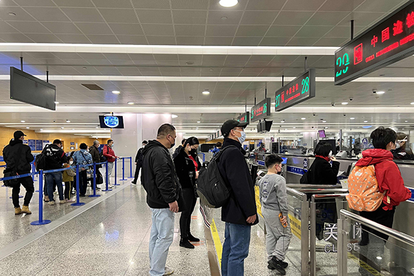 上海机场边检站开足通道，保障旅客快速通关。李国玮  图