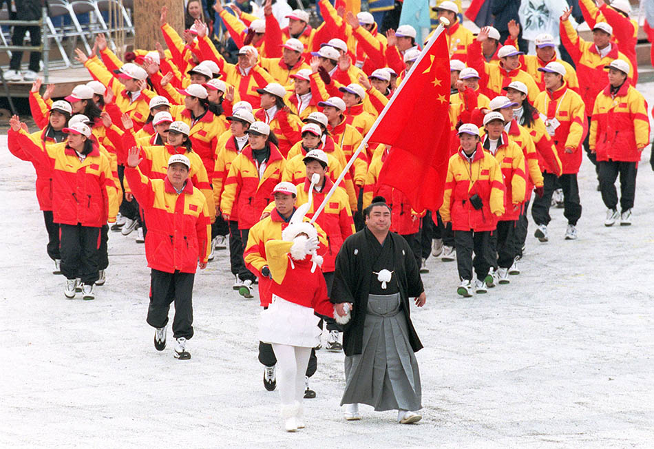 當地時間1998年2月7日,日本長野冬奧會開幕式上,中國代表團入場,趙