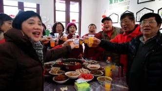 曹杨一村回搬后的第一个农历新年，邻里齐聚一堂吃起了团圆饭