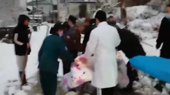 大雪封山民警与医生徒步上山护送产妇，急救车上迎来新生命