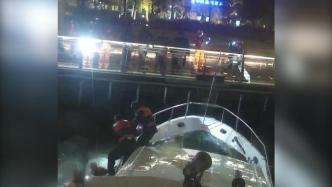 寒夜里一男子落水，上海黄浦海事巡逻艇紧急救援