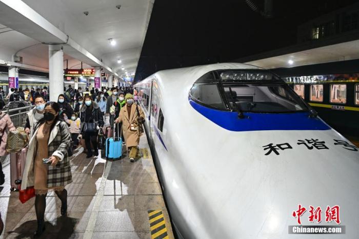 1月17日，广东省广州市，旅客在广州站进站乘车。中新社记者 陈骥旻 摄