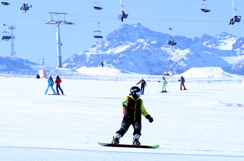 乌鲁木齐,滑雪爱好者在南山一家滑雪场滑雪视觉中国 图