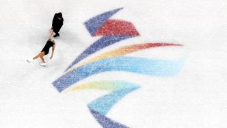 除夕夜，中国花滑两对双人滑组合首次上冰