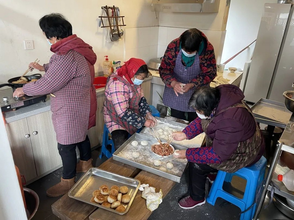 大红灯笼、年夜饭、特色焋糕……上海幸福村八组除夕年味十足