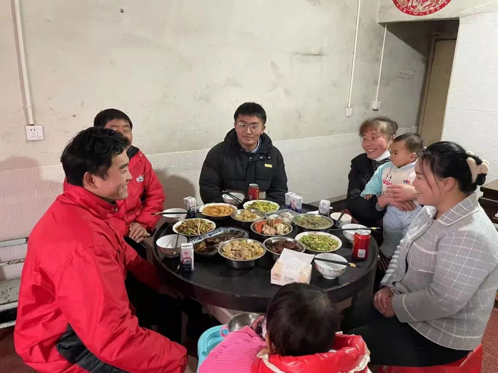 大红灯笼、年夜饭、特色焋糕……上海幸福村八组除夕年味十足