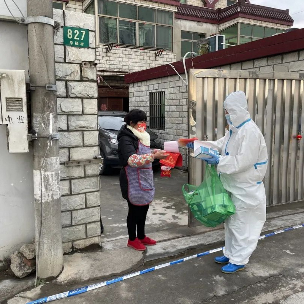 大红灯笼、年夜饭、特色焋糕……上海幸福村八组除夕年味十足