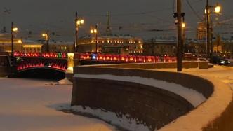 庆祝中国新年，圣彼得堡冬宫桥披上“红装”