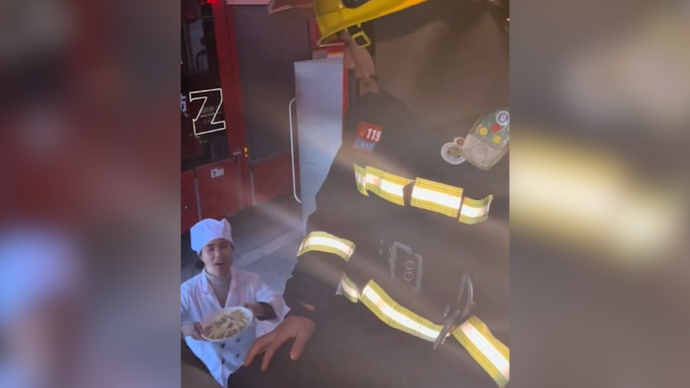 消防员吃年夜饭时紧急出警，食堂阿姨端饺子“投喂”