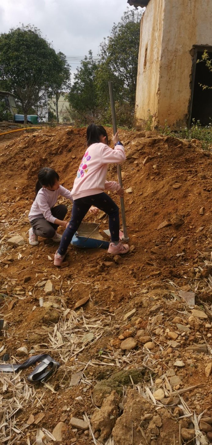 1月24日，孩子们在寮下门村体验体力劳动