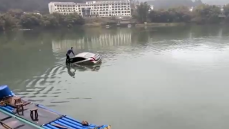 桂林平乐镇一驾驶员操作不当将车辆驶入江中，致7人死亡