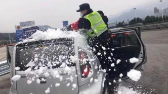四川高速民警在服务区拦下几百个“车顶雪人”：不安全且违法
