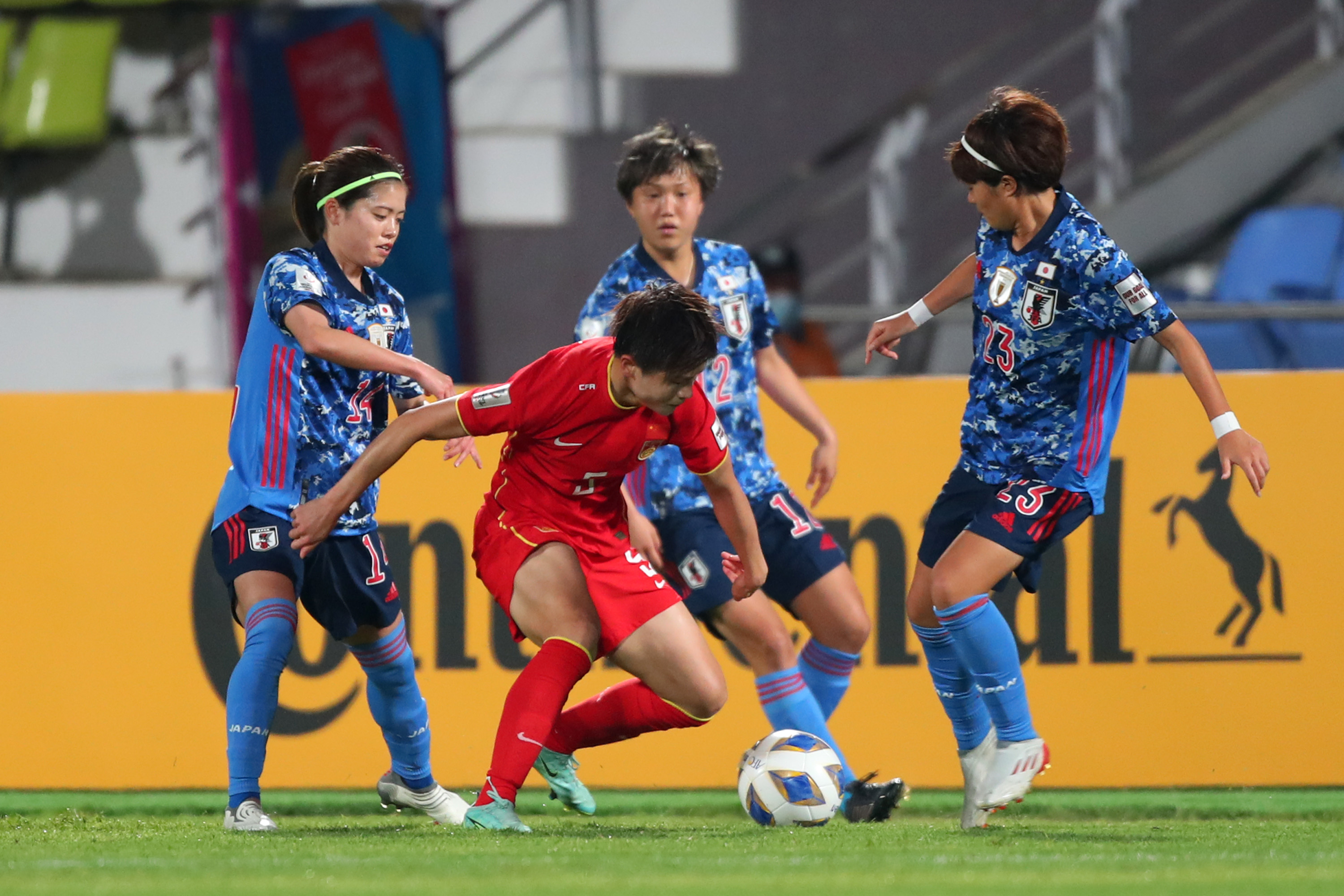 日本球员的快速逼抢一度让中国女足很不适应。