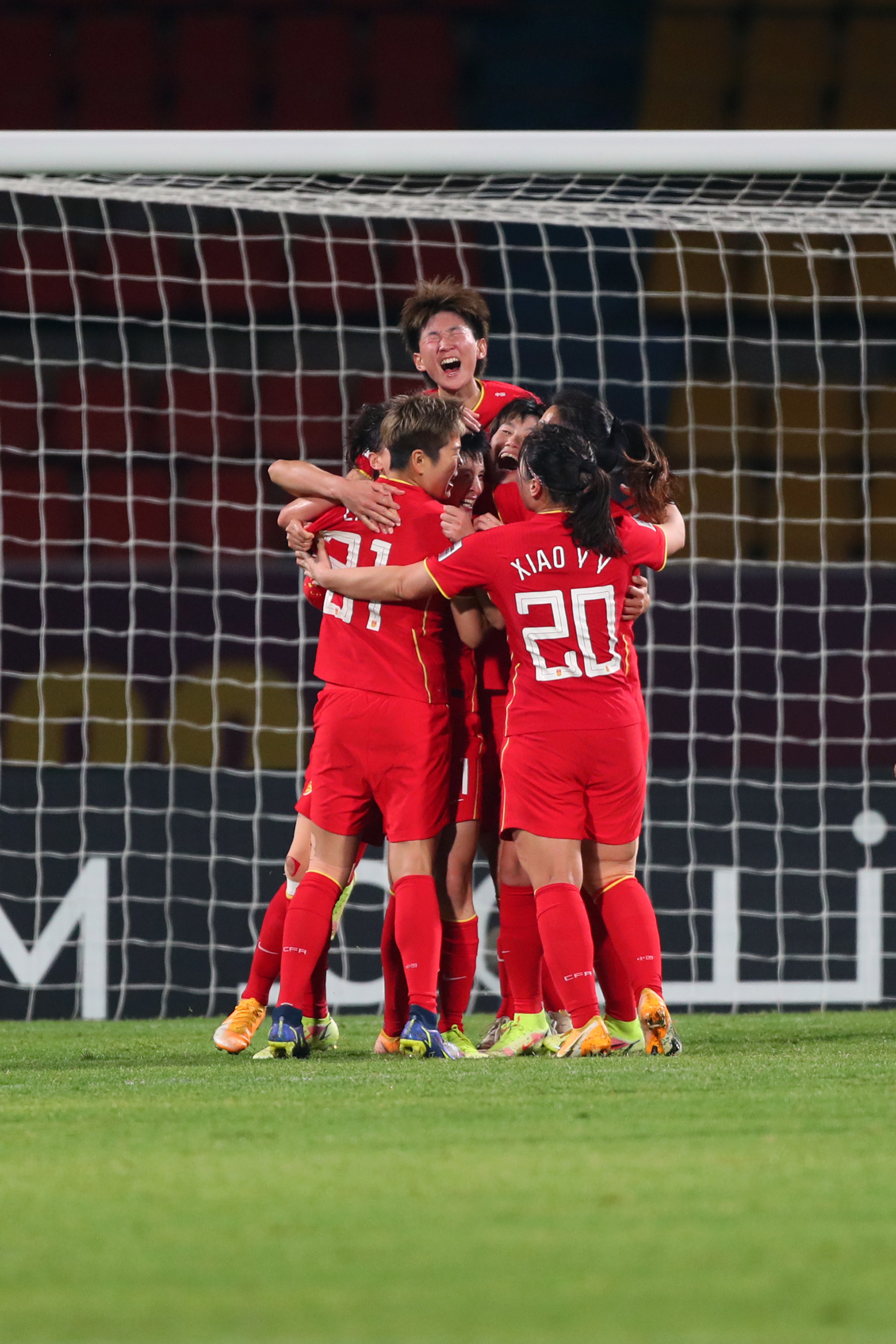 中国女足庆祝胜利。