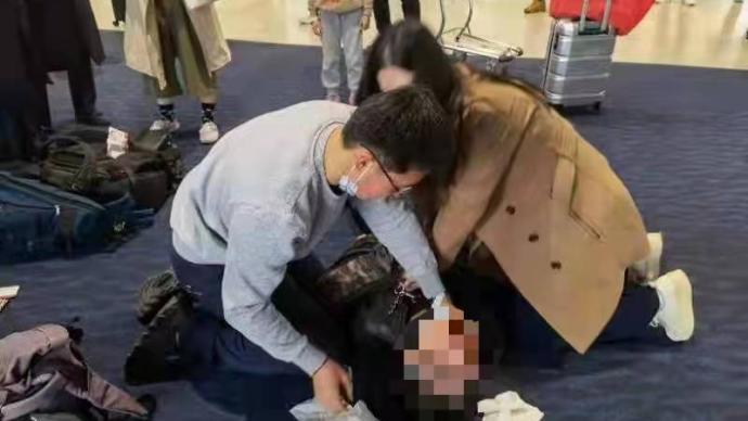 一名台胞在上海浦东机场突然倒地昏迷，三位路过医生出手相救