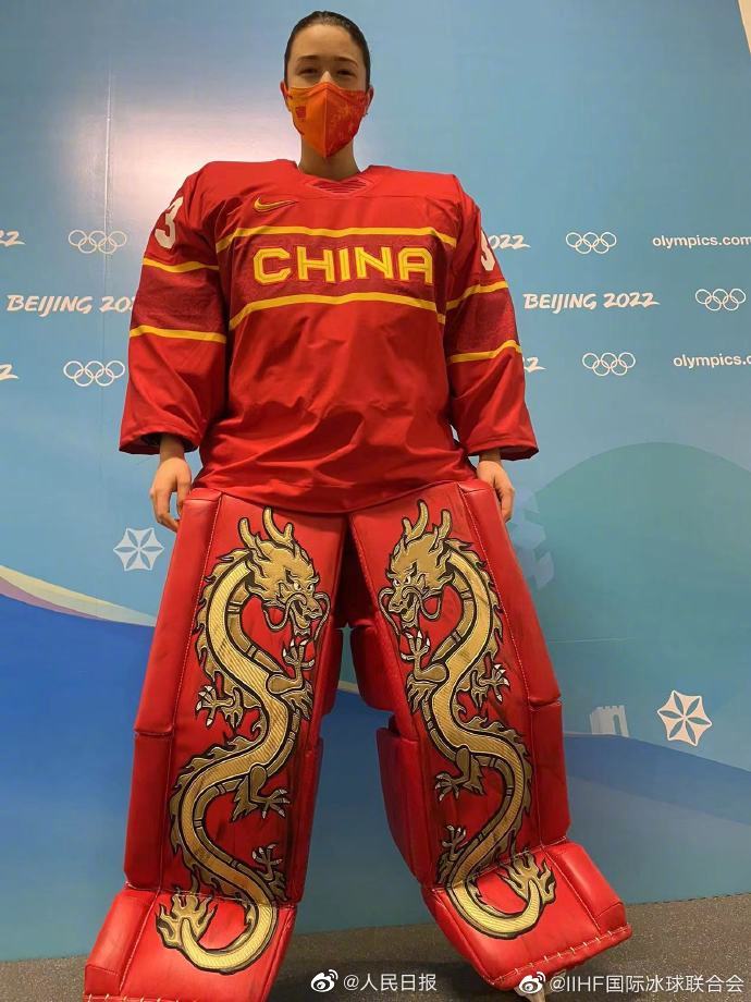 中国女子冰球队门将的护膝上绣有双龙。