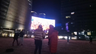 一起向冬奥丨北京市民带女儿到户外看冬奥会开幕式直播
