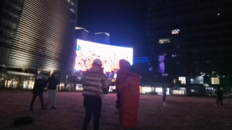 一起向冬奧丨北京市民帶女兒到戶外看冬奧會(huì)開幕式直播