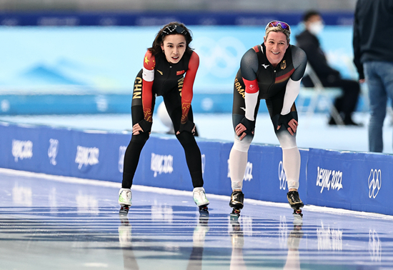 2月5日，速度滑冰女子3000米决赛，最年轻的和最年长的同组出发。 视觉中国供图