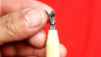 美术老师在直径5毫米铅笔芯上雕刻出手持火炬的“冰墩墩”