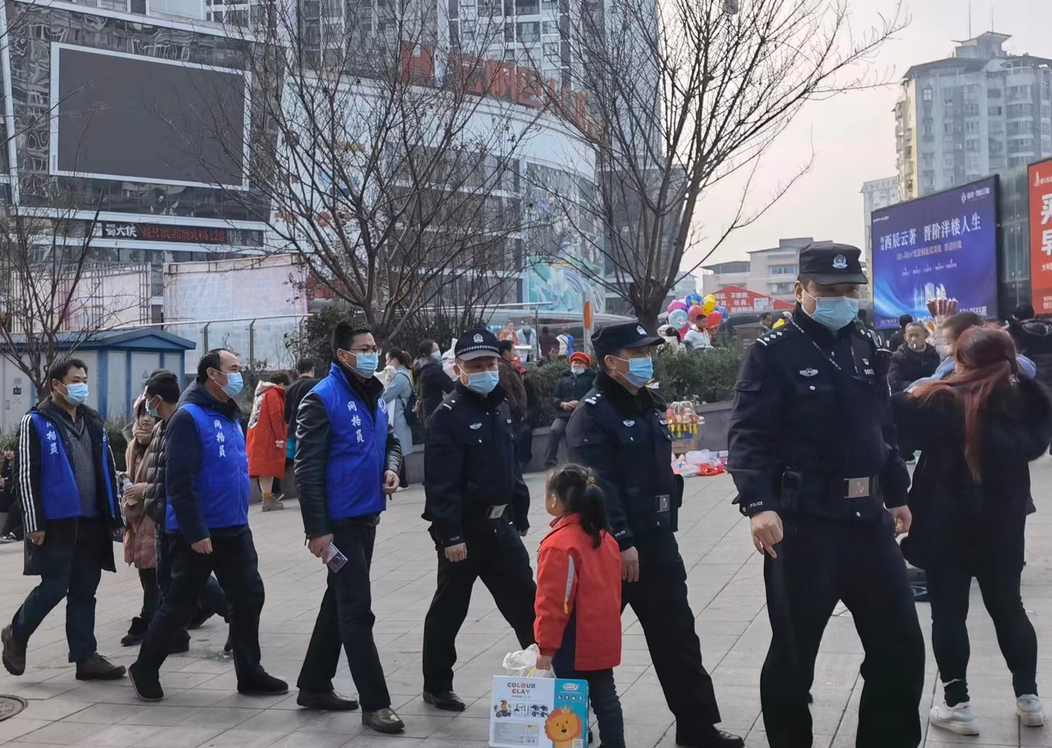 春节期间,张超带队在辖区巡逻.龚翼 摄