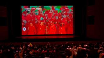 北京市民在国家大剧院看开幕式直播：国旗升起那刻忍不住落泪