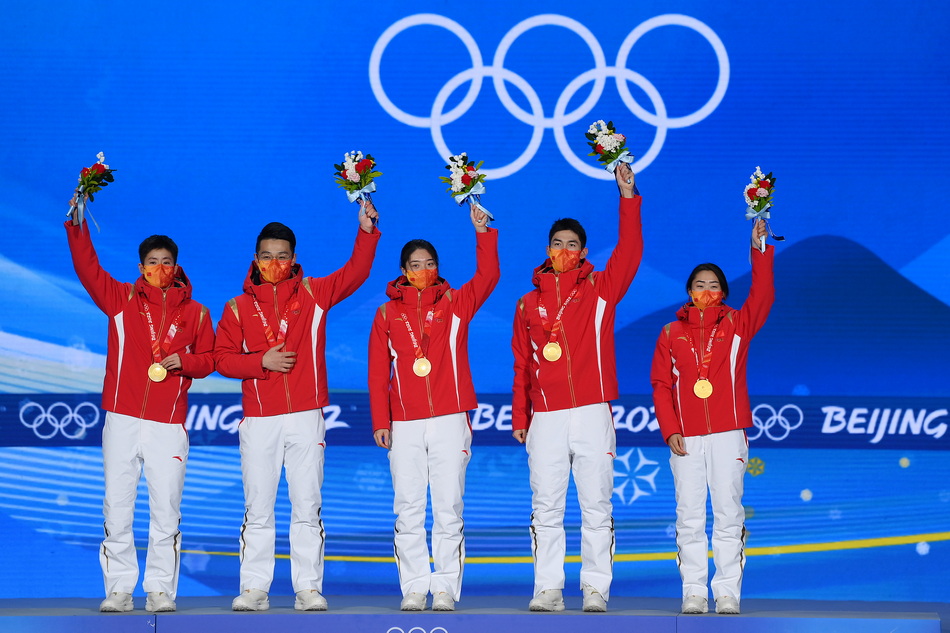 2月6日，中国队选手范可欣、任子威、曲春雨、武大靖、张雨婷（从左至右）在奖牌颁发仪式上。