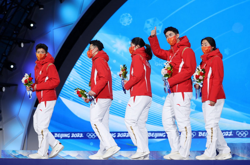 2022年2月6日，北京，2022北京冬奥会短道速滑混合团体接力颁奖仪式上，武大靖对着镜头竖起大拇指。