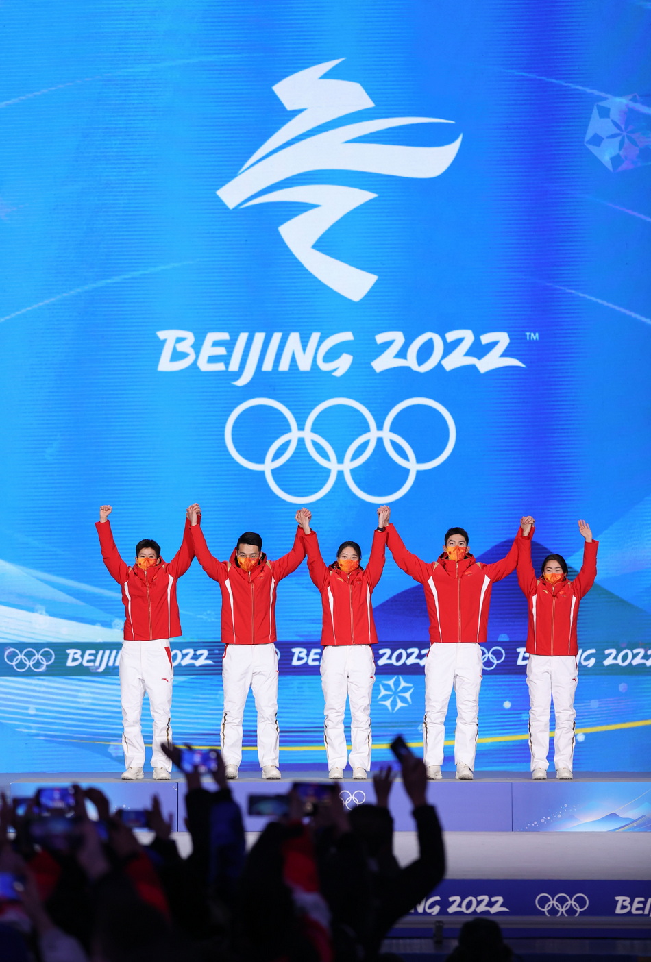 2月6日，中国队选手范可欣、任子威、曲春雨、武大靖、张雨婷（从左至右）在奖牌颁发仪式上。