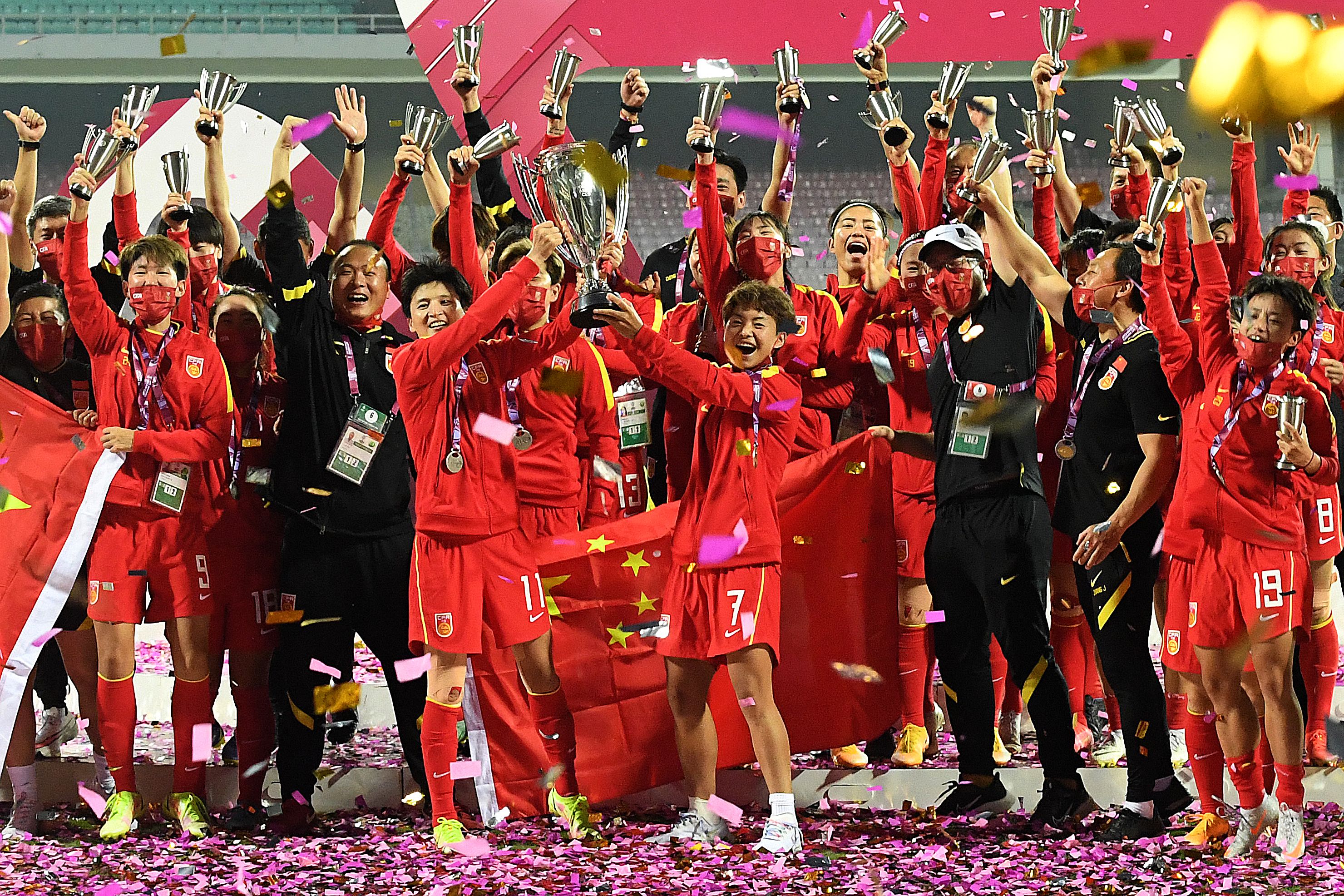 FIFA官网发文祝贺中国女足夺冠：铿锵玫瑰 逆风绽放！_凤凰网