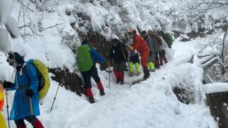 云南德欽四十余名游客因雪被困雨崩景區，消防員徒步護送下山