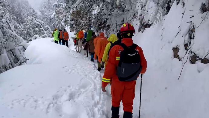 突降大雪40余名游客滞留雨崩景区，消防踏雪卧冰全程护送