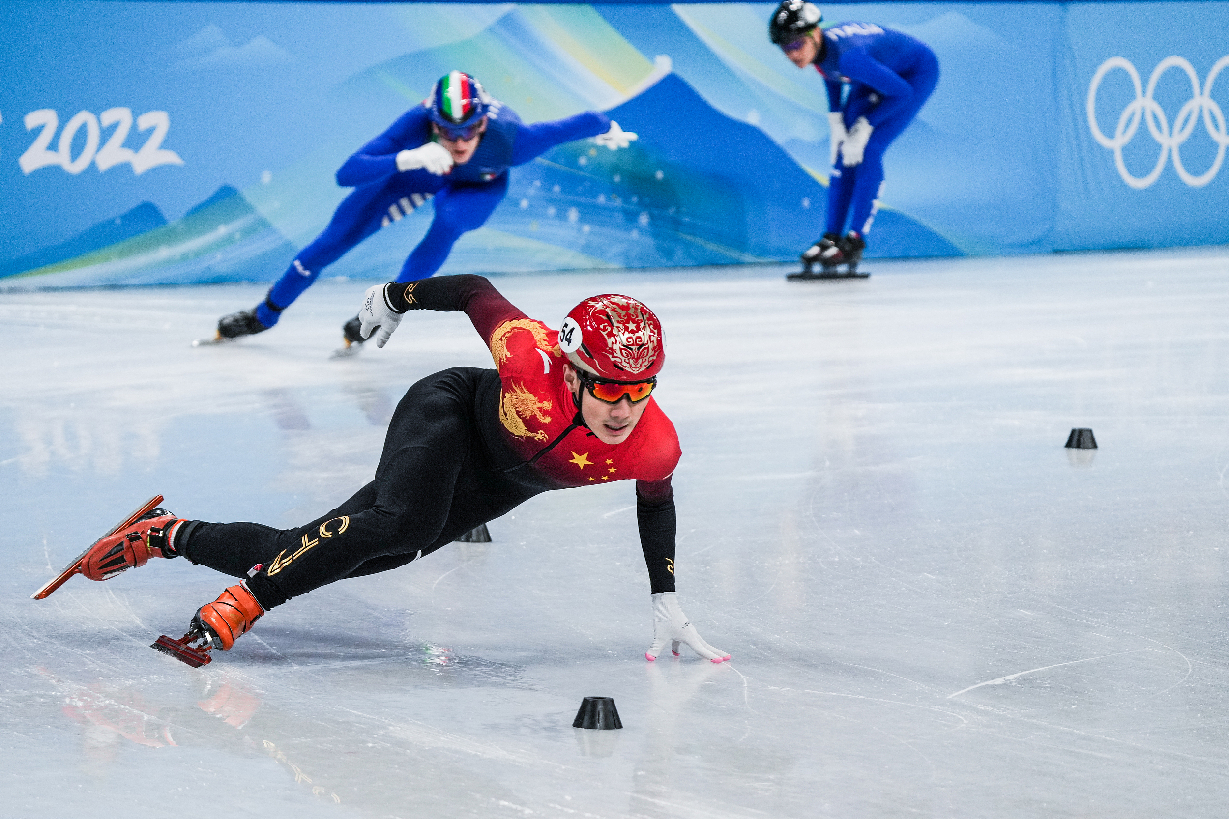 平昌冬奥会结束,任子威回国后接受央视采访,被问到"能铭记一生的瞬间"