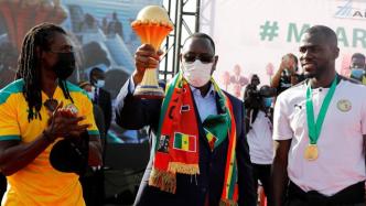 塞内加尔男足首夺非洲杯：总统机场迎接球队，全国放假一天